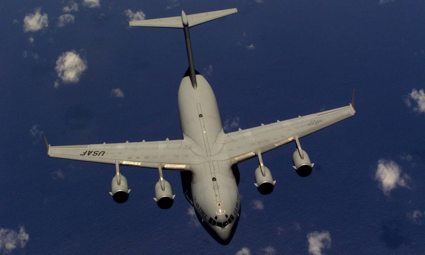 Ngoài ra C-17 cũng có thể vận chuyển 4 trực thăng vận tải UH-60 Black Hawk hoặc 2 trực thăng tấn công AH-64 Apache.