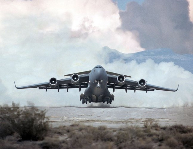 Hiện đại, hoạt động ổn định, khả năng mang tải trọng lớn khiến cho chiếc máy bay này ngày càng có vị trí quan trọng trong không quân chiến lược Mỹ và một số nước trong đó có Ấn Độ.