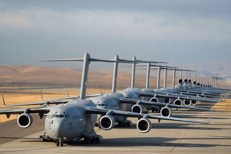 Máy bay có thể hạ cánh với tổng lượng hàng hóa lên đến 72 tấn trên một đường băng dài chỉ 914 m.