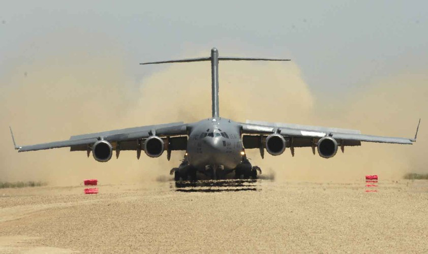 Điểm nổi bật của C-17 Globemaster III là khả năng hoạt động trên nhiều loại đường băng khác nhau, kể cả nền đất không được phủ bê tông.
