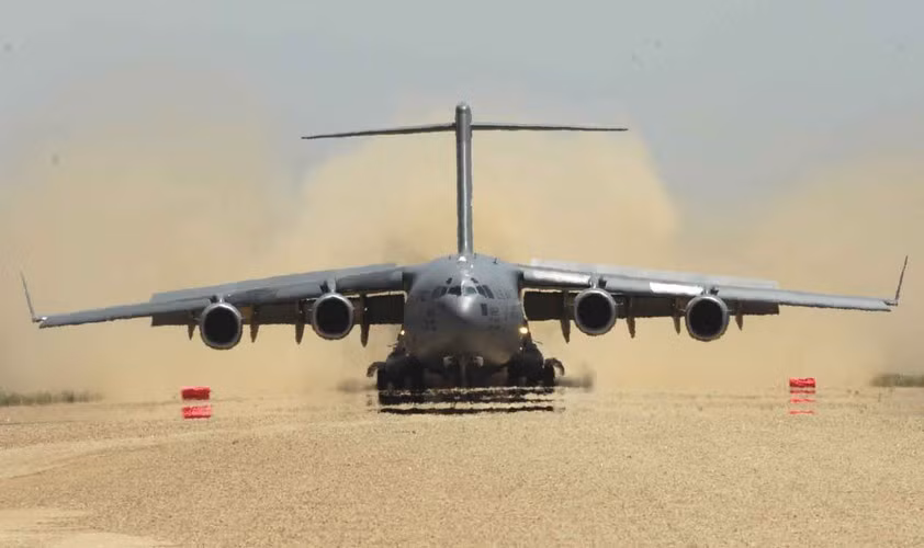 Điểm nổi bật của C-17 Globemaster III là khả năng hoạt động trên nhiều loại đường băng khác nhau, kể cả nền đất không được phủ bê tông.