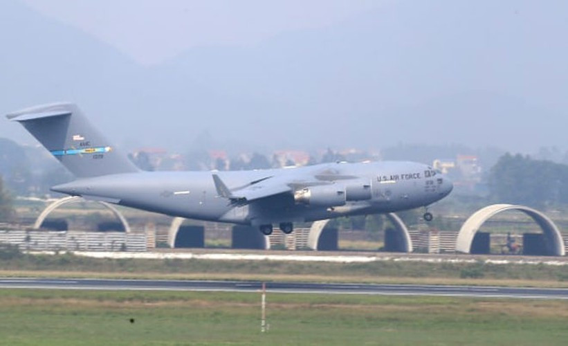 Khả năng tự động hóa cao khiến tổ lái C-17 chỉ có ba người, gồm hai phi công và một nhân viên bốc dỡ hàng hóa.