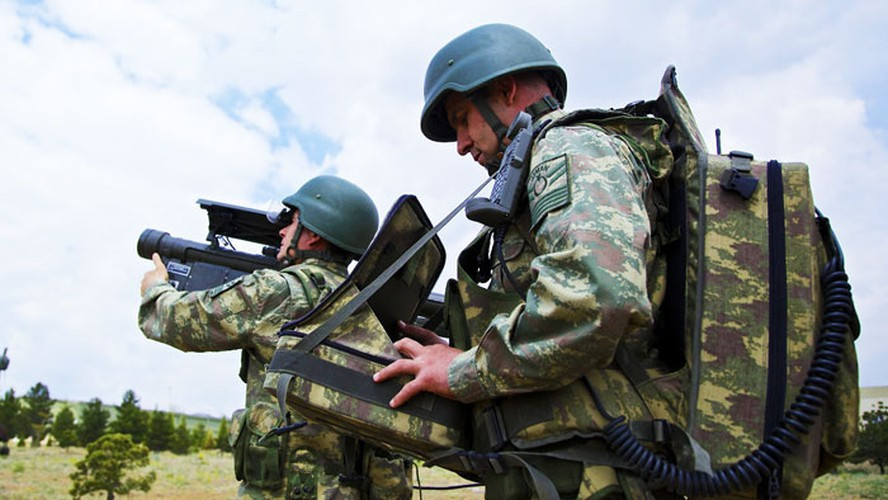 Ngoài đầu dò ảnh nhiệt hồng ngoại (IR) truyền thống thì tên lửa còn bắt được mục tiêu thông qua nhận diện tia cực tím (UV), phương thức này miễn nhiễm với mọi biện pháp đối kháng điện tử phổ biến ngày nay.