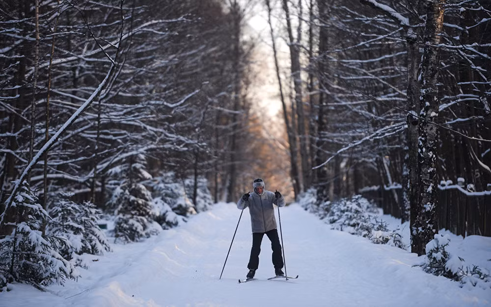 Người đàn ông trượt tuyết ở công viên Moscow vào mùa đông. Ảnh Sputnik