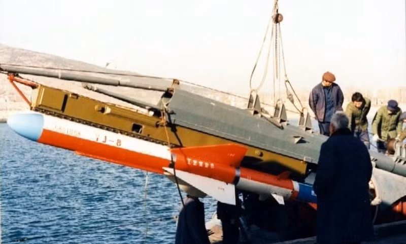 Trong ảnh là ảnh nạp đạn tên lửa YJ-8 vào trong hầm phóng tàu ngầm tấn công Type 033G1 Vũ Hán.