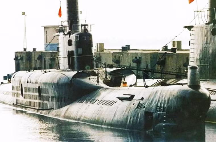 Các khoang mở rộng cho phép triển khai mỗi bên 3 tên lửa hành trình loại YJ-8.