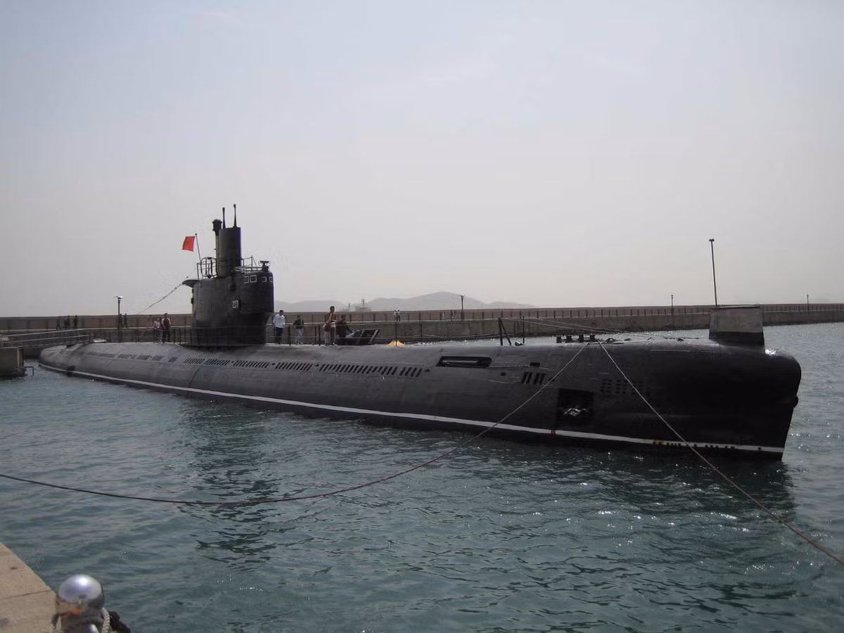 Type 033G1 Vũ Hán được phát triển trên cơ sở cải tiến từ khung thân tàu ngầm Type 033 được Trung Quốc sản xuất theo Project 633 của Liên Xô (NATO gọi là lớp Romeo). Con tàu có lượng giãn nước 1.475 tấn khi nổi và 1.830 tấn khi lặn, dài 76,6m, trang bị động cơ diesel - điện, thủy thủ đoàn 44 người...