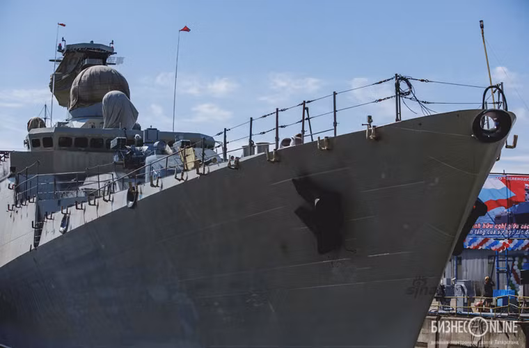 Tàu chiến Gepard 3.9 mới này có kích thước lớn hơn với lượng giãn nước lên đến 2.200 tấn (so với 2.100 tấn trên tàu Đinh Tiên Hoàng và Lý Thái Tổ), tuy nhiên theo các nguồn tin nhà máy Zelenodolsk thì thủy thủ đoàn cắt giảm xuống còn 84 người nhờ nâng cao hệ thống tự động hóa.