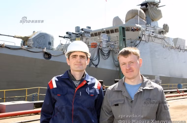 Những công nhân, kỹ sư tham gia đóng tàu Gepard 3.9 cho Hải quân Nhân dân Việt Nam.