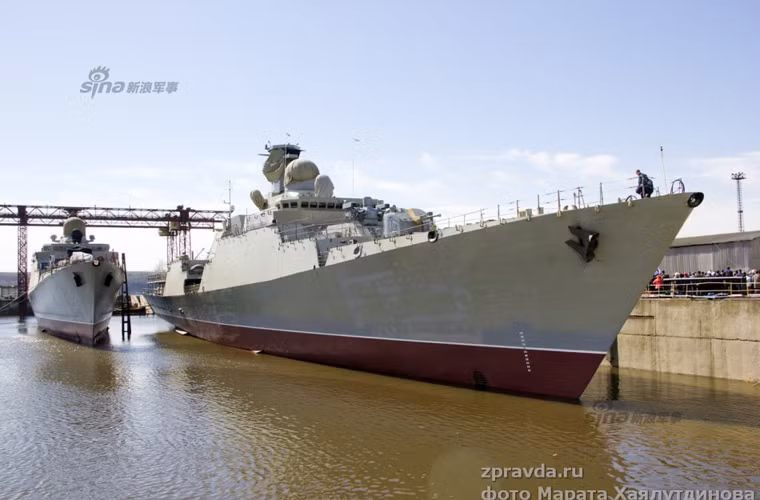 Ngay bên cạnh, phía sau là tàu chiến Gepard 3.9 thứ tư của Việt Nam dự kiến hạ thủy trong tháng 5 năm nay.