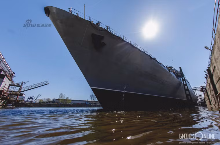 Ảnh tàu chiến Gepard 3.9 hiện lên hoành tráng trong một ngày đẹp trời.