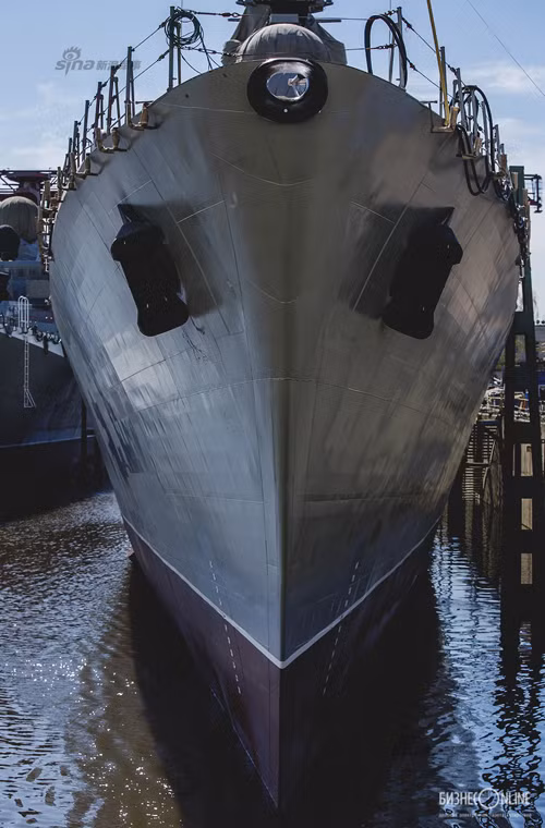  Tàu chiến Gepard 3.9 thứ ba của Hải quân Nhân dân Việt Nam đã chính thức hạ thủy trong một ngày đẹp trời, bầu trời xanh ngắt một màu tại nhà máy Zelenodolsk, nước Cộng hòa Tartastan (Liên Bang Nga) hôm 27/4.