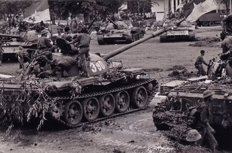 10h45 phút ngày 30/4, xe tăng T-54 mang số hiệu 843 húc nghiêng cổng phụ Dinh Độc Lập và bị kẹt tại đó. Ngay sau đó chiếc xe Type 59 số hiệu 390 liền xông tới húc tung cánh cổng chính của Dinh Độc Lập. Ảnh: Xe tăng 390 trong sân Dinh Độc Lập. Hiện nay, xe 390 được trưng bày tại Bảo tàng Binh chủng Tăng – Thiết giáp.