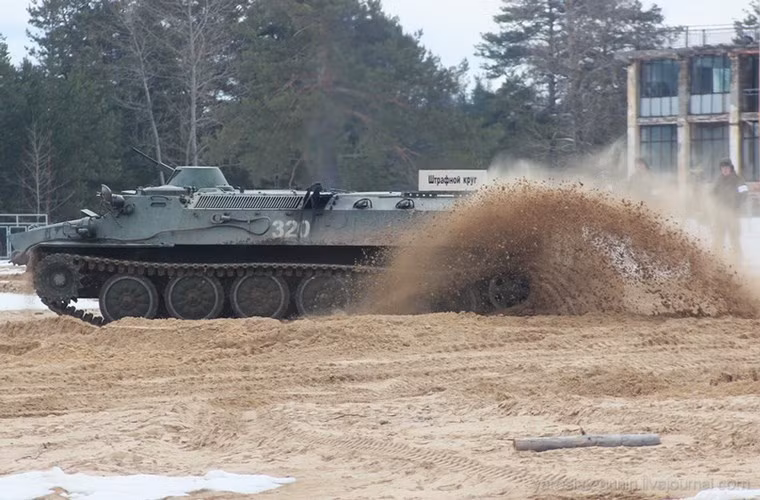 Khung bệ cơ sở của Strela-10 là xe bọc thép đa năng MT-LB do Liên Xô sản xuất từ cuối những năm 1960. Khung bệ MT-LB được sử dụng rất rộng rãi làm nền tảng cho các tổ hợp vũ khí phòng không, chống tăng, chỉ huy, trinh sát, do thám chiến trường, pháo tự hành...