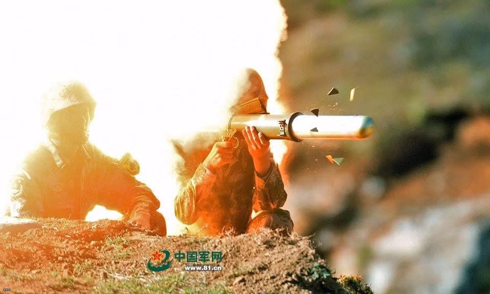 Tầm bắn của súng phun lửa PF-97 có thể từ 20m tới 1.000m.