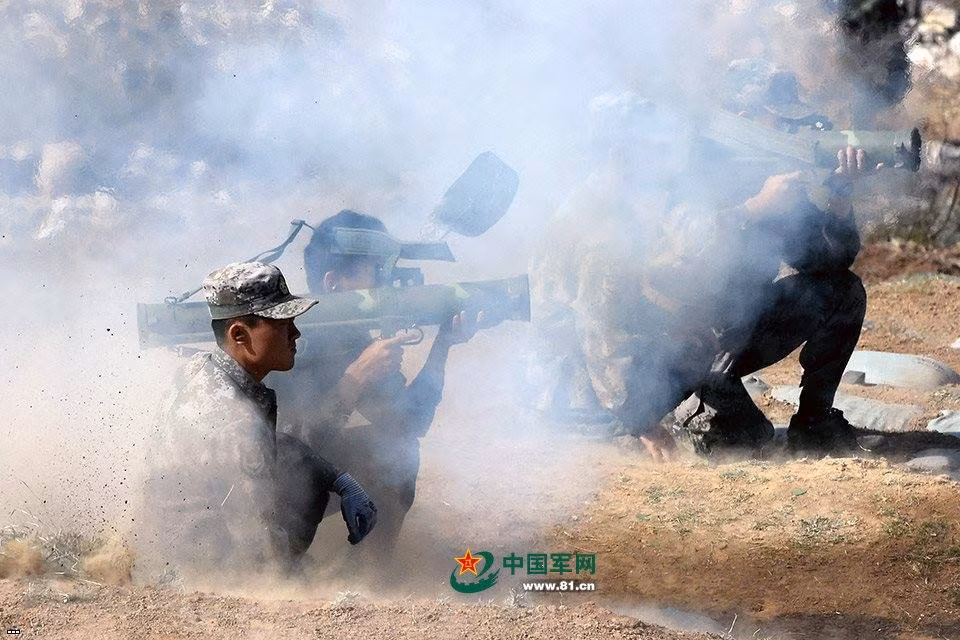 . Trong ảnh, lính Trung Quốc khai hỏa súng phun lửa PF-97 với kính ngắm quang học gắn trên thân súng.