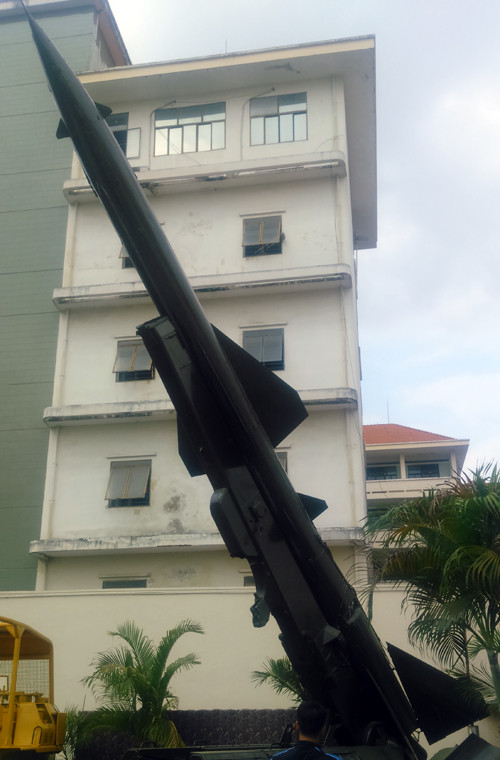 Trên suốt tuyến đường tiến về Sài Gòn, để đề phòng máy bay địch (lúc này còn rất mạnh), quân đội ta cũng đã triển khai các bệ phóng tên lửa SAM-2 và pháo cao xạ 57mm, 37mm…