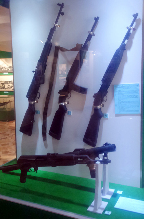 Các đơn vị bộ đội được trang bị nhiều loại súng, tuy nhiên quân chủ lực chủ yếu sử dụng súng trường tấn công AK-47 hay K56, trong khi dân quân sử dụng thêm cả súng trường bán tự động của Mỹ.