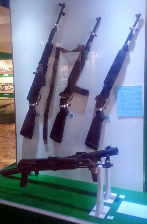 Các đơn vị bộ đội được trang bị nhiều loại súng, tuy nhiên quân chủ lực chủ yếu sử dụng súng trường tấn công AK-47 hay K56, trong khi dân quân sử dụng thêm cả súng trường bán tự động của Mỹ.