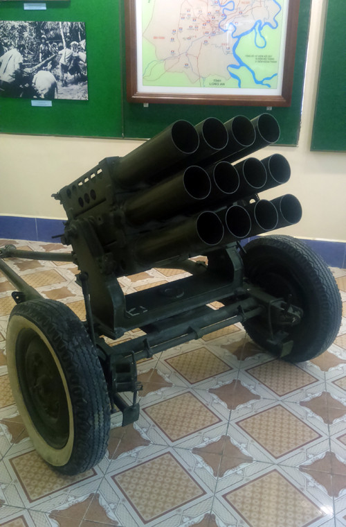 Về pháo binh, quân đội ta chủ yếu sử dụng các loại pháo phản lực mang vác ĐKB và pháo phản lực kéo xe như loại H12 (ảnh).