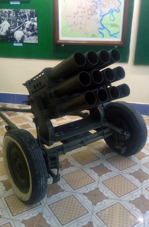 Về pháo binh, quân đội ta chủ yếu sử dụng các loại pháo phản lực mang vác ĐKB và pháo phản lực kéo xe như loại H12 (ảnh).