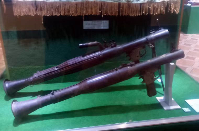 Súng chống tăng B41 luôn trên vai các tổ đội bộ binh, dùng để tiêu diệt bất kỳ lô cốt kiên cố nào và cả xe tăng – thiết giáp địch.