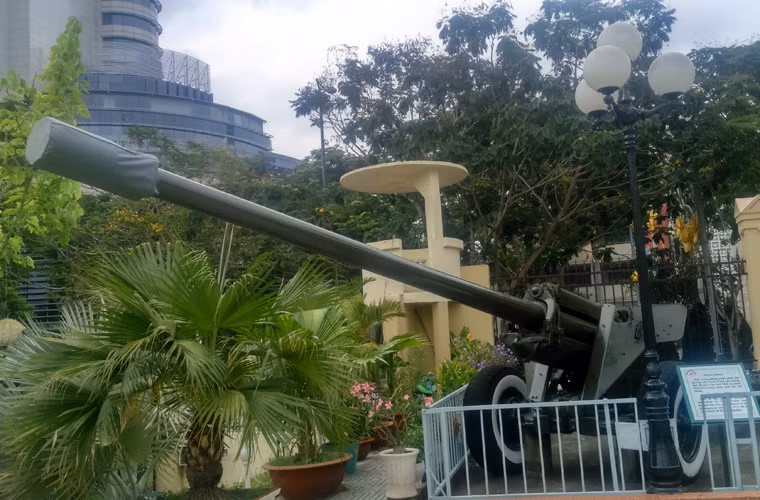 Loại pháo uy lực nhất được quân đội ta sử dụng trong chiến dịch Hồ Chí Minh là pháo nòng dài 130mm M46. Trong ảnh là một trong những khẩu 130mm đặt ở trận địa Nhơn Trạch pháo kích khống chế sân bay Tân Sơn Nhất, chiều ngày 28/4/1975.