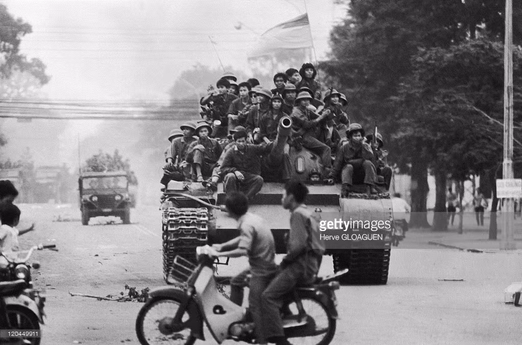 Xe tăng quân giải phóng tiến về hướng Dinh Độc lập. Nguồn ảnh: Gettyimages