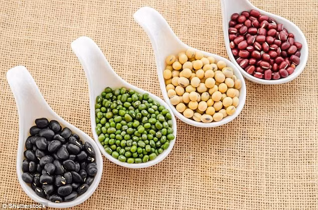 Ăn ít vào buổi trưa cũng là một cách giảm cân nhưng nên ăn nhiều chất xơ như rau, đậu để no nhanh hơn và lâu hơn. Nhờ vậy cơn thèm ăn buổi chiều cũng được giảm xuống. Ngoài ra bữa ăn có nhiều chất xơ còn có tác dụng giảm cholesterol, cân bằng hormone, cải thiện tiêu hóa. Tuy nhiên ngoài chất xơ thì bữa ăn cũng không thể thiếu protein thì thịt nạc như trứng, thịt gà, cá…