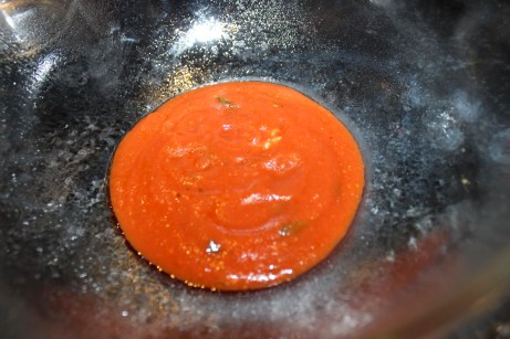 Lấy một chiếc bát to có thể dùng trong lò nướng, phết dầu oliu lên thành bát để chống dính, đổ một ít sốt vào lòng bát rồi đặt viên thịt vào. Nặn thành hình tròn theo lòng bát.