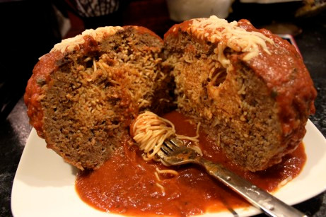 Phủ giấy bạc lên, để hở một khoảng để hơi nước thoát ra. Bật nhiệt độ lò nướng lên 180 độ C rồi cho thịt vào nướng. Nhiệt độ của món spaghetti nhồi thịt phải đạt tối thiểu 72 độ C mới chính được. Sau khi thịt chín lấy ra úp ngược bát lại, dưới nước sốt lên. Khi ăn cắt ra thành từng phần.