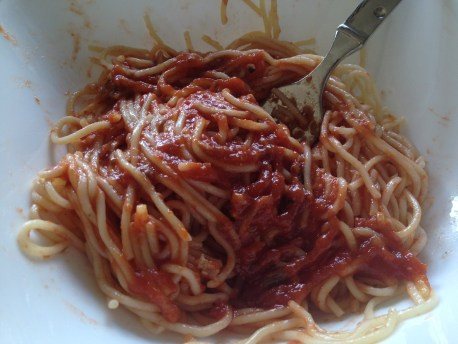 Trộn mì đã luộc với nước sốt vừa làm.