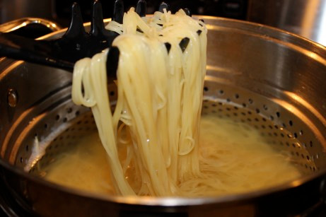 Luộc mì Ý đến khi chín rồi vớt ra, chỉ lấy mì đủ khoảng 1 bát.