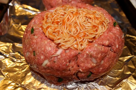 Lấy một phần thịt ấn cho lõm ở giữa để nhồi spaghetti vào, dùng phần thịt còn lại đắp lên tạo thành chiếc bánh vỏ là thịt, nhân là mì.