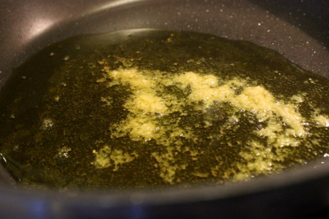 Phi thơm tỏi với một ít dầu oliu rồi cho vào nồi nước đun sôi để luộc mì.