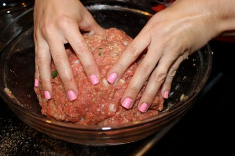 Trộn đều tất cả các gia vị với thịt rồi chia thành 2 phần bằng nhau, mỗi phần nặn thành hình tròn.