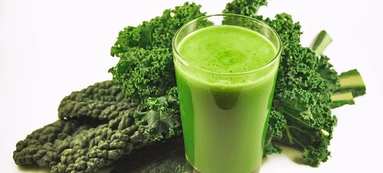 Nguyên nhân là do các tinh thể bị tích tụ ở điểm vàng của mắt – điểm gần trung tâm võng mạc quyết định thị lực. Thoái hóa điểm vàng do tuổi tác - được coi là nguyên nhân hàng đầu dẫn đến mù lòa – có nguyên nhân là do tích tụ tinh thể.