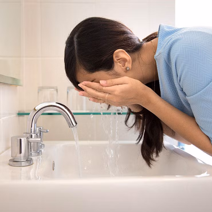 Tẩy trang là một bước không thể thiếu trong quá trình chăm sóc da. Bỏ qua bước tẩy trang không chỉ gây mụn cho da mặt, khiến da nhanh lão hóa mà còn khiến lỗ chân lông to ra. Đối với những người lười thì có thể dùng khăn tẩy trang ướt thay cho các loại kem tẩy trang. 