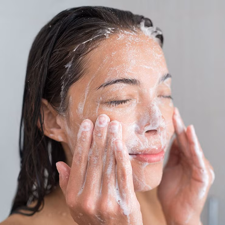 Cách tốt nhất để làm sạch lỗ chân lông là tẩy da chết vì sữa rửa mặt thường không thể loại bỏ hết các tế bào chết trên da. Cần tẩy da chết 1-2 lần/tuần để loại bỏ dầu và chất bẩn ra khỏi lỗ chân lông để da không bị mụn và lỗ chân lông nhỏ hơn. 