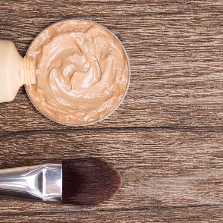 Những người có lỗ chân lông to thường dùng kem che khuyết điểm để che phủ. Nhưng sản phẩm nào gây tắc lỗ chân lông đều gây bí da. Vì vậy nên tránh dùng những sản phẩm có chứa sáp, dầu và bơ. Những người bị bệnh trứng cá nên dùng mỹ phẩm khoáng chất vì những sản phẩm này phù hợp cho cả da mụn bọc, mụn mủ và vảy nến mà không gây kích ứng hoặc tác dụng phụ. 