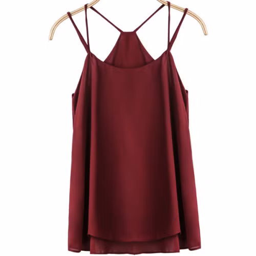 Nếu muốn mặc áo xuyên thấu nhưng kín đáo, bạn cần quên ngay áo ngực đi, thay vào đó hãy chọn áo hai dây. Nếu chỉ mặc áo ngực bên trong chiếc áo trong suốt, bạn chẳng đi đến đâu cả. Hãy chọn những chiếc áo 2 dây camisole có dây mỏng mảnh và phần thân áo ôm vừa vặn nhưng vẫn rộng rãi. Bạn cần lưu ý khi chọn áo 2 dây là nếu áo quá chật thì trông vòng eo của bạn sẽ bị to, áo quá rộng thì trông lại lùng phùng quá. Bạn nên chọn áo 2 dây có màu càng giống với áo ngoài càng tốt. 