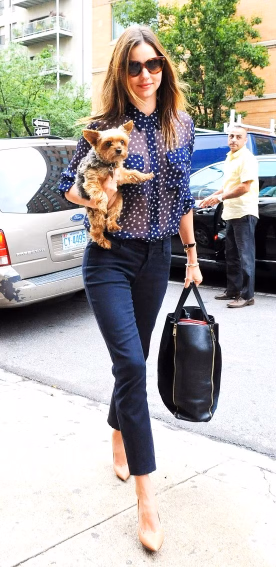 Bạn cần lựa chọn chất liệu một cách thông minh. Áo xuyên thấu vốn đã hơi lùng thùng, bạn nên kết hợp với váy hoặc quần có chất liệu hơi cứng hơn một chút. 