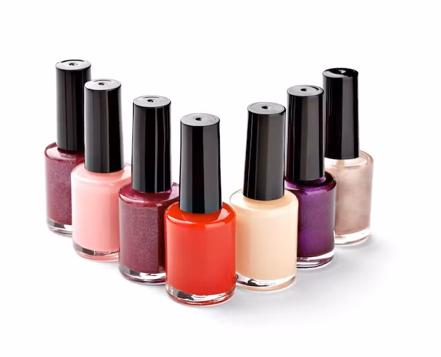 Sơn móng tay: Nếu bạn đang cần một khuôn mặt được tô vẽ để đi chơi lễ Halloween hay tham dự một bữa tiệc hóa trang, nên nhớ rằng sơn móng tay chỉ để dành cho móng vì có chứa những phân tử acrylic làm da bị khô. 