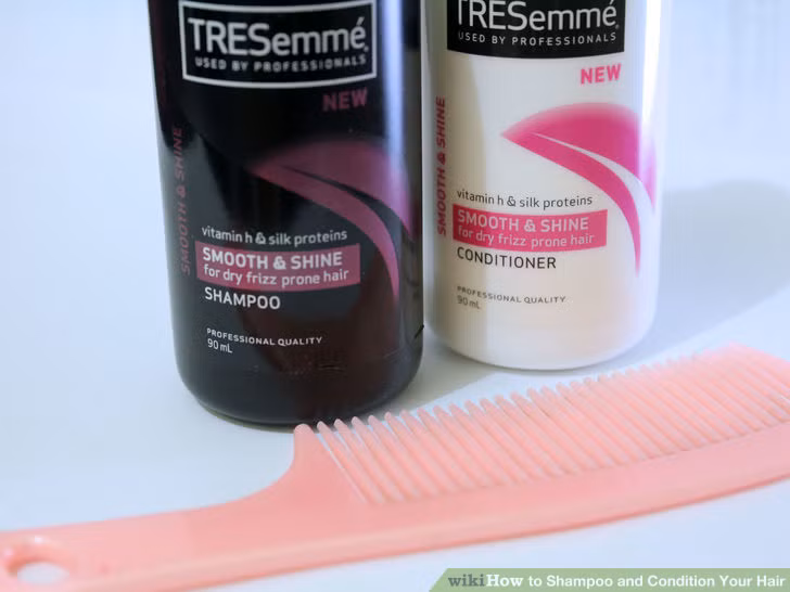 Dầu gội đầu: Hoạt tính bề mặt dùng để làm sạch tóc, lấy đi dầu thừa trên tóc không phải là hoạt chất có thể dùng để làm sạch da mặt. Dầu gội đầu được sản xuất để làm sạch tóc chứ không được dùng cho các phân tử mỏng manh của da. Nếu rửa mặt bằng dầu gội đầu, da sẽ dần bị khô và bong tróc. 