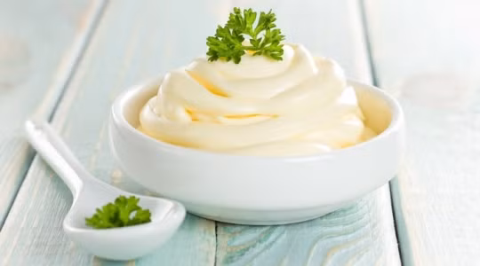 Mayonnaise: Nguyên liệu này có rất nhiều trong các loại mặt nạ dành cho tóc vì có tác dụng cấp ẩm cho tóc. Tuy nhiên, không vì thế mà bạn có thể bôi lên da mặt vì tính axit quá cao và dễ gây tắc nghẽn trong khi da cần thông thoáng. 