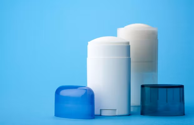 Lăn khử mùi: Chỉ vì chai lăn khử mùi có tác dụng ngăn vùng nách tiết mồ hôi không có nghĩa là bạn nên dùng nó cho mặt với hy vọng lớp trang điểm giữ được lâu hơn. Da cũng cần được thở và đổ mồ hôi là có lý do của nó. 