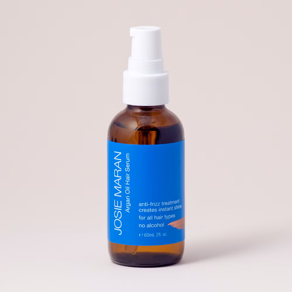 Serum cho tóc: Mặc dù cùng có tên là serum trên nhãn hiệu nhưng không có nghĩa serum cho tóc có thể dùng sai chức năng cho da mặt. Những sản phẩm dùng để tạo một lớp bảo vệ tóc có những thành phần không thể dùng cho những nếp nhăn trên da mặt hay bất kỳ vấn đề da nào khác. Hơn nữa, serum cho tóc còn có chứa hương liệu khiến da mặt dễ bị kích ứng nặng nề. 