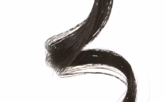 Cách xử lý mái tóc đã hư tổn kiểu này là đắp mặt nạ cho tóc 1-2 tuần/lần để khép lại lớp biểu bì. Đồng thời nên tránh nhuộm màu hoặc dùng nhiệt với mái tóc trong vài tuần để tóc có thời gian hồi phục. 