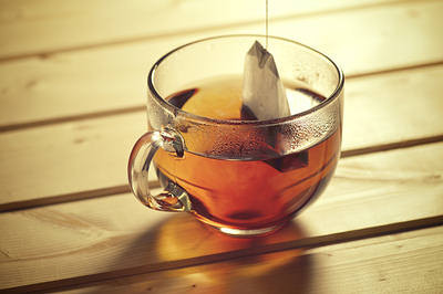 Trà đen cũng rất tốt cho tóc khô và hư tổn vì chứa nhiều polyphenol, vitamin C, E giúp cho tóc mềm và bóng. Trà đen còn bảo vệ tóc khỏi tia UV. Lấy một túi trà đen ngâm với nước nóng. Sau khi gội đầu sạch hết dầu gội, gội lại với nước trà đen rồi để 10-15 phút trước khi xả lại với nước sạch. (Nguồn ảnh: Purewow)