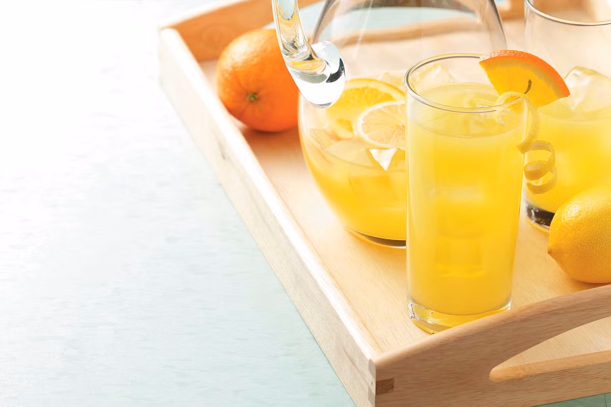 Món nước chanh pha cam này là đồ uống mùa hè được rất nhiều người ưa chuộng. Nấu đường và nước thành một hỗn hợp hơi đặc như siro. Chanh và cam vắt lấy nước, xay nhuyễn cùng vỏ chanh rồi đổ lẫn vào với siro. Để nguội, khi ăn pha loãng với nước.